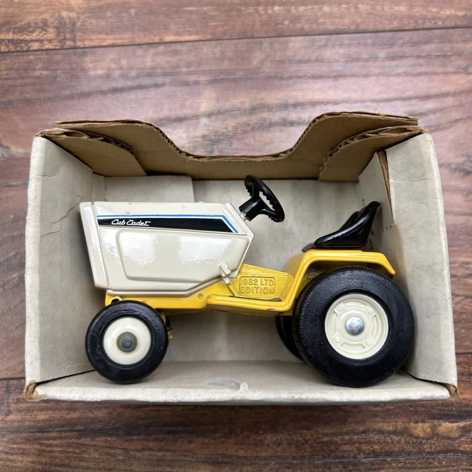 Ertl 1:16 Cub Cadet Model # 499-10CA 1982 Limited Edition Tractor 682 New In Box - Image 3 of 4