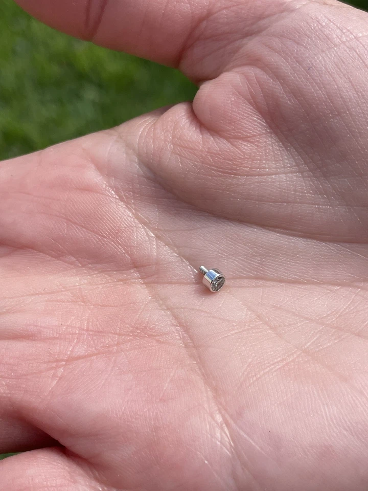 Diamante natural redondo de oro blanco macizo de 14 k con asentamiento de basilea superior de anclaje dérmico Foto 3 de 4