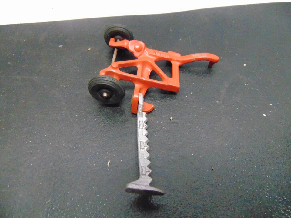 Accesorio modelo tractor rojo metal vintage combinado #9825 5" x 3 1/2" Foto 3 de 4
