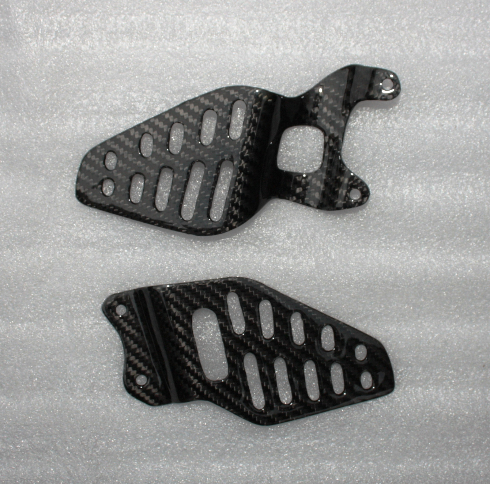 Platines Yamaha R6 carbone brillant pour un look racing haut de gamme