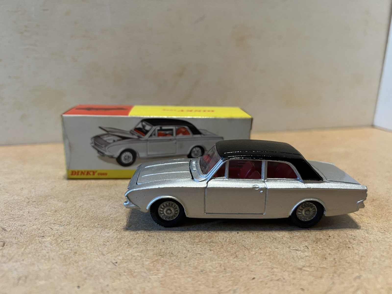 Mini Dinky Ford Corsair – Voiture Miniature Métal – Échelle 1/64 – France