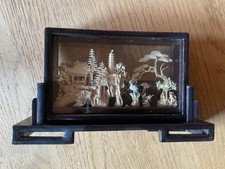 SEHR FEIN GEARBEITETE KORKSCHNITZEREI IM HOLZ LACKRAHMEN