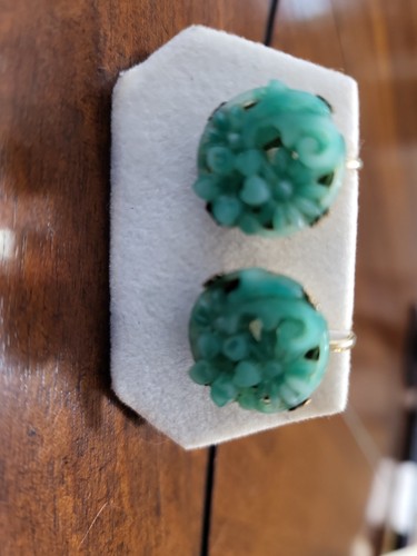 Beautiful Carved Floral Design Green Jade? Glass? Screw Back Earrings - 第 2/10 張圖片