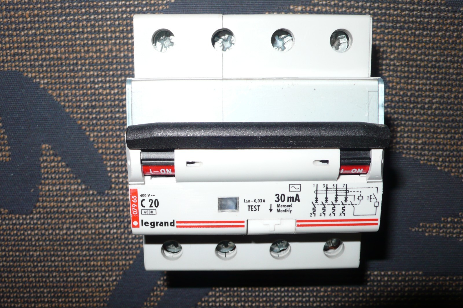 Disjoncteur différentiel 20A Legrand type AC avec coupure 30mA pour circuits triphasés