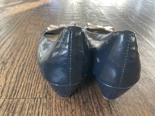 Kate Spade Gold Bow Accent Patent Leather Wedge Black Open Toe Shoes Women's 6M - Picture 3 of 11