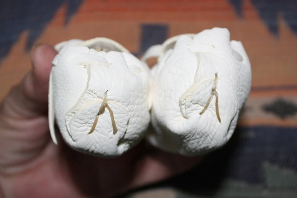 Mocasines de bebé de cuero blanco nativo americano hechos a mano Foto 3 de 4