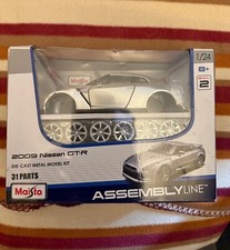 MAISTO 2009 SILVER NISSAN GT-R R35 ASSEMBLY LINE DIE-CAST MOREL KIT 1/24 BNSIB