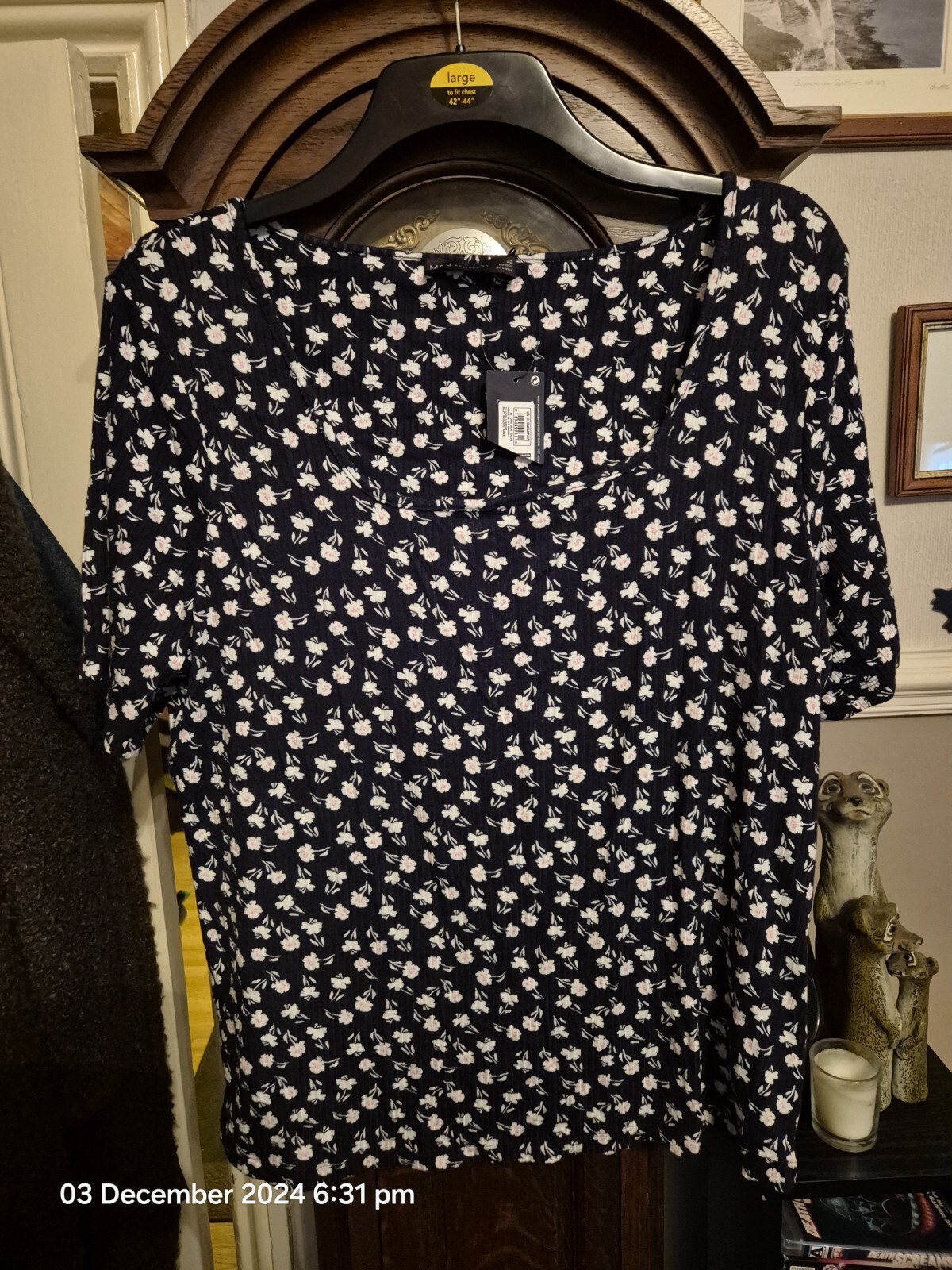 MARKS & SPENCER NAVY FLORAL SHORT SLEEVE TOP--SIZE 22--NEW WITH TAG