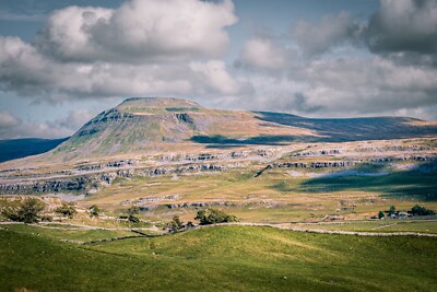 Gerahmter Leinwanddruck von Ingleborough, Yorkshire Dales. DIN A3, Aufhängeset.