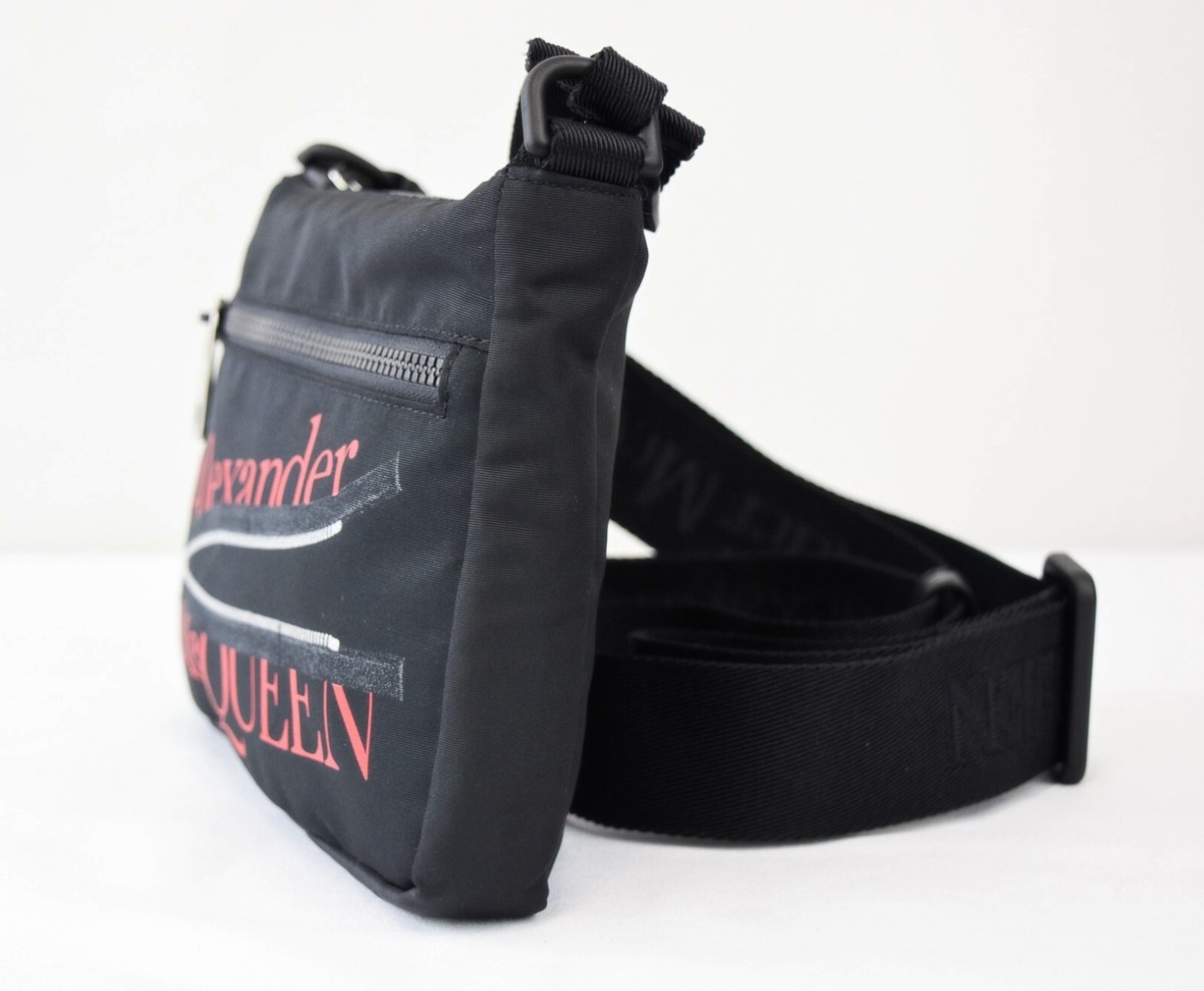 【送料&関税込】Alexander McQueen Printed Nylon Crossbody Ba ALEXANDER MCQUEEN Nylon Crossbody Bag Zip Pouch Black Red