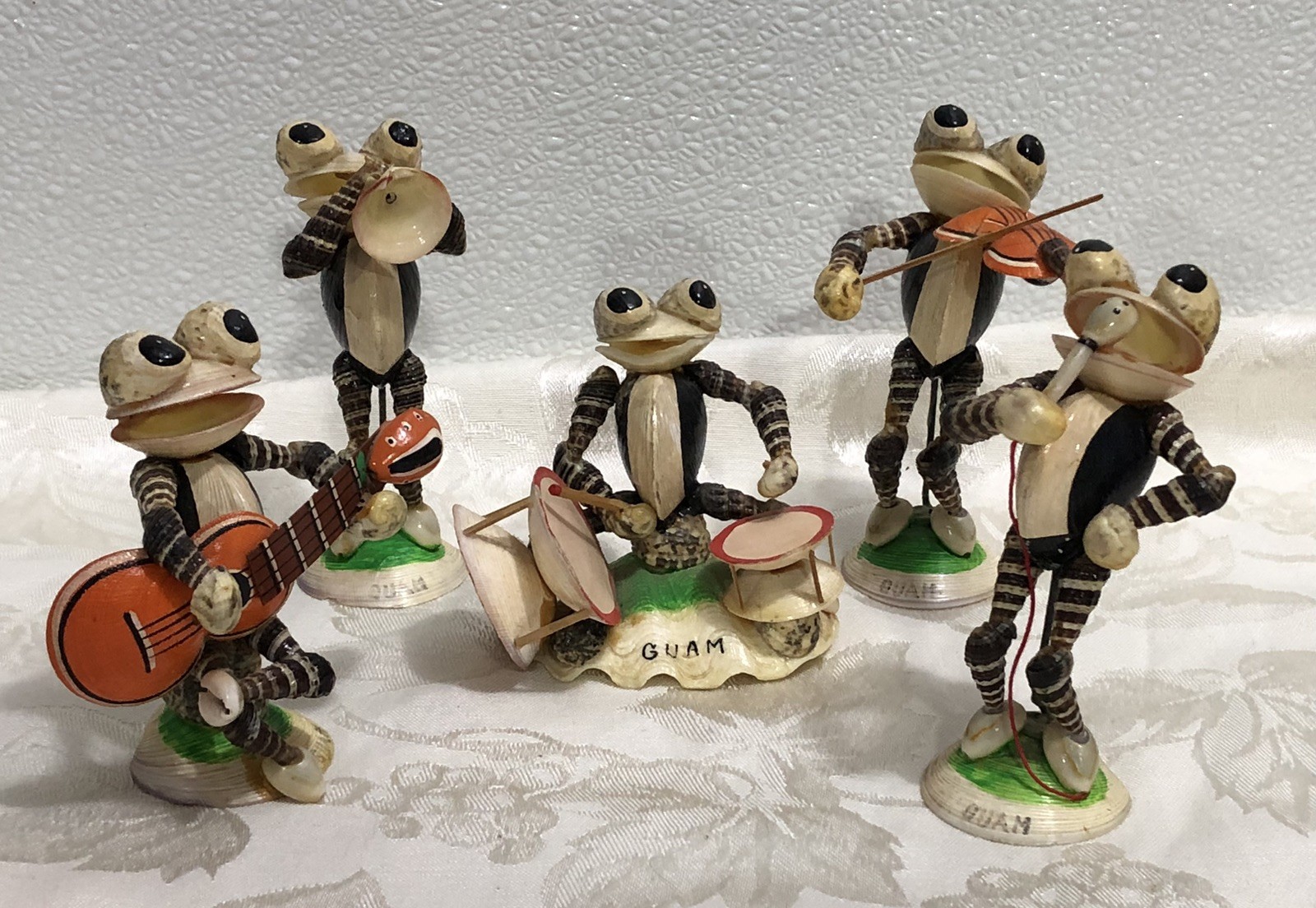 5 Vintage Souvenir ￼Frog Toad Guam Band Musicians Sea Clam Shell Figures “AS IS”
