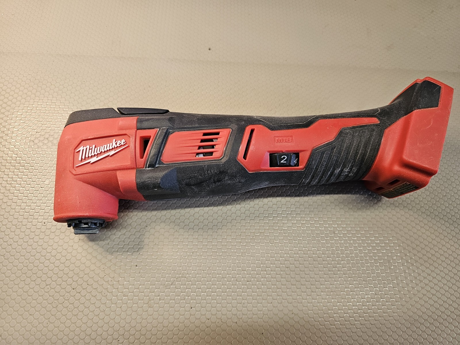 Milwaukee 2626-20 M18 18-Volt Lithium-Ion Cordless Oscillating Multi-Tool
