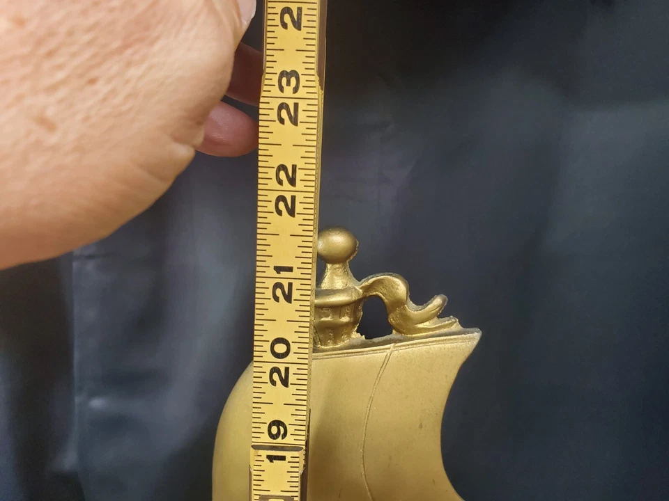 Antigua chimenea de fundición pesada compañera barcos vikingos con cepillo solamente. Foto 4 de 4