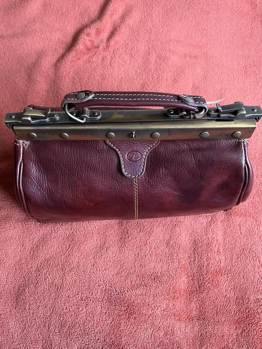 A RED LEATHER GLADSTONE-BAG