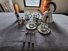 Alessi Wasserkessel, Teegläser, Espressogläser, Milch, Zucker, Löffel, Salz