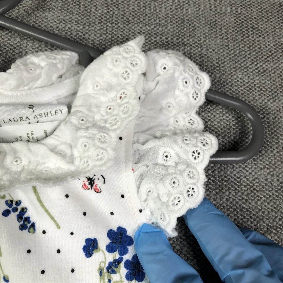 Mameluco Bebé Laura Ashley 12 Meses Blanco Floral Ojales Volantes Manga Una Pieza Foto 4 de 4