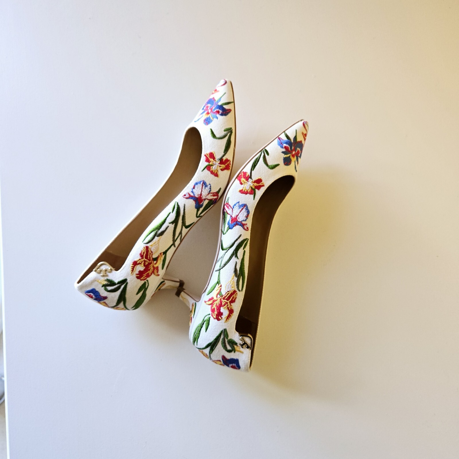 Tory Burch Elizabeth Painted Iris Embroidered Canvas Kitten Heel Pumps Size 8.5M thumbnail 7