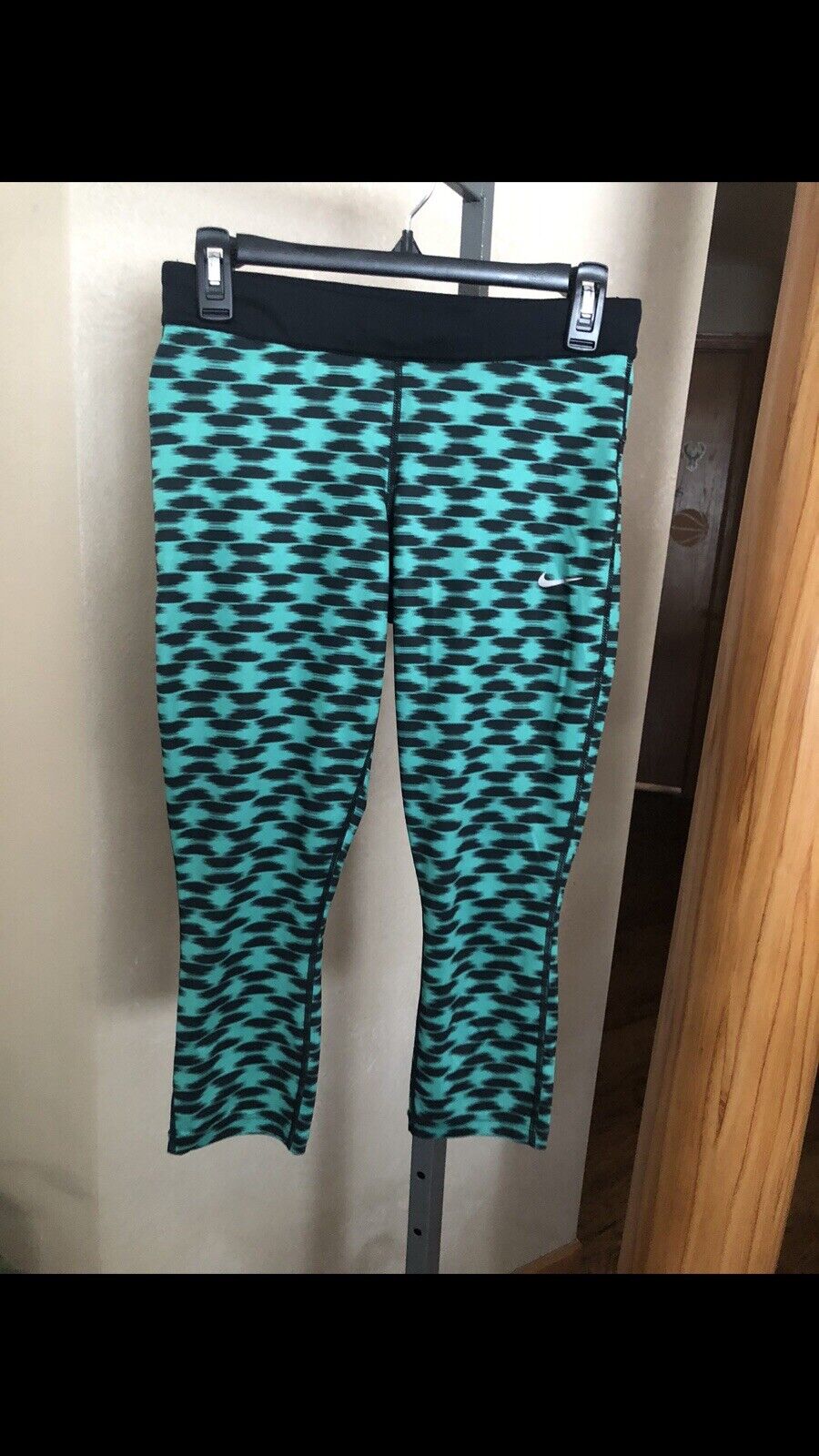 Womens Nike Drifit Legging Capris size M EUC Run Fast Live Fearless