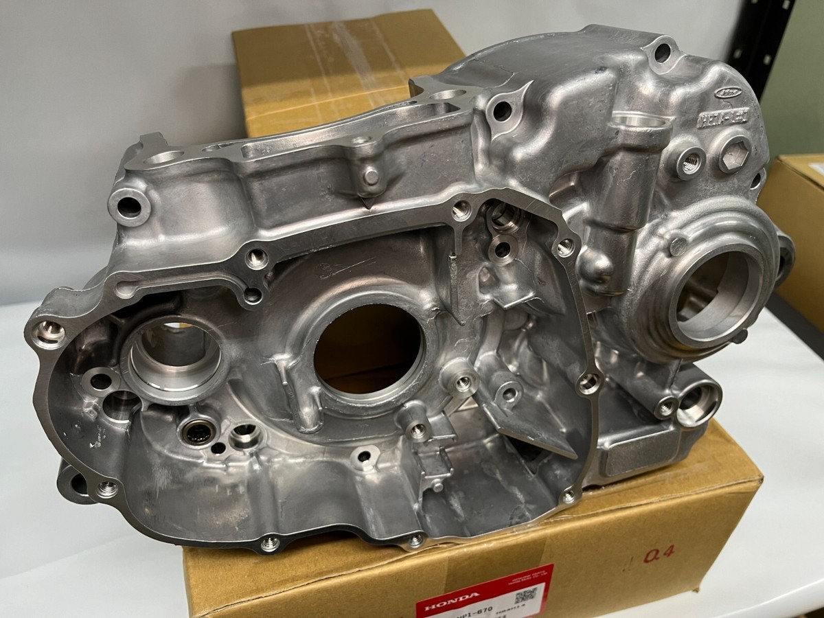 ホンダ TRX450R 4 クランクケース 左 HONDA LEFT ENGINE CENTER CRANK CASE TRX450R TRX 450R 04-05 11200