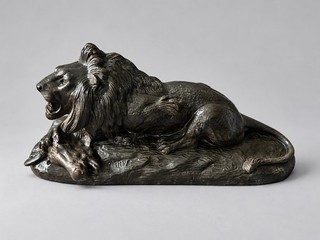 Bronze ancien XIXe – Lion assis sur un buffle – signé Barye