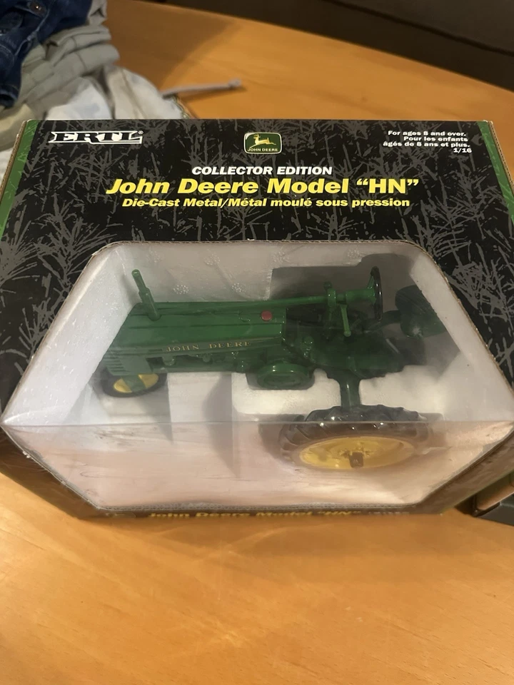 Tratores modelo John Deere - Imagem 2 de 4
