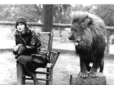 Eine Greta Garbo posiert mit einem Löwen schwarz-weiß 4x6 Fotodruck