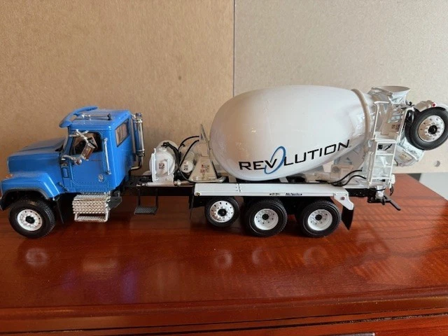 Oshkosh McNeilus Revlution mezclador de cemento descarga trasera 1/50 Foto 3 de 4