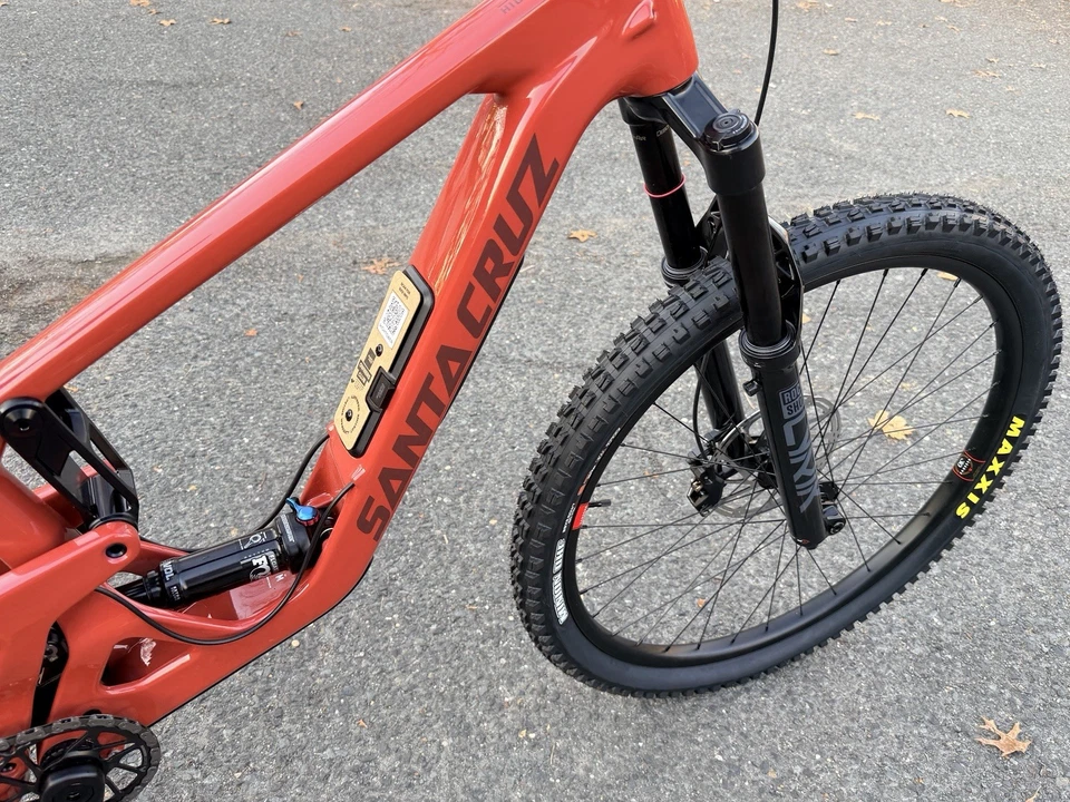 Santa Cruz Hightower 4 C 70-Kit Ladrillo Brillante Rojo Talla Mediana Foto 2 de 4