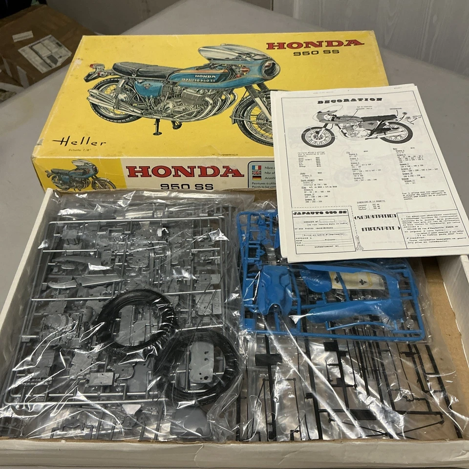 Heller - HONDA 950 SS - NUOVO - Kit Da Montare 1/8 Moto Vintage N. 985 - Immagine 2 di 4