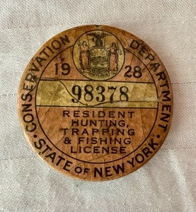 1928 NEW YORK RESIDENT HUNTING FISHING TRAPPING LICENSE PERMIT BUTTON PIN BADGE