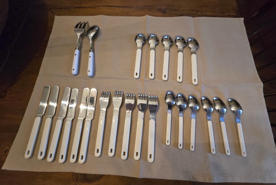 Lote de 22 piezas de cubiertos Northland Corea 6 cuchillos 6 cucharaditas 5 tenedores 5 sopas Foto 2 de 2