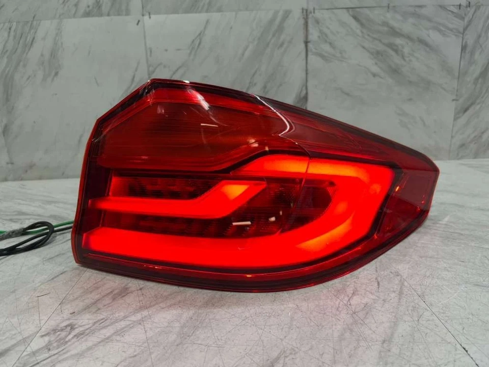 BMW 530I 540I M5 2017-2020 LUZ TRASERA EXTERIOR OEM DERECHA 63217376470 NUEVA CAJA ABIERTA Foto 2 de 4