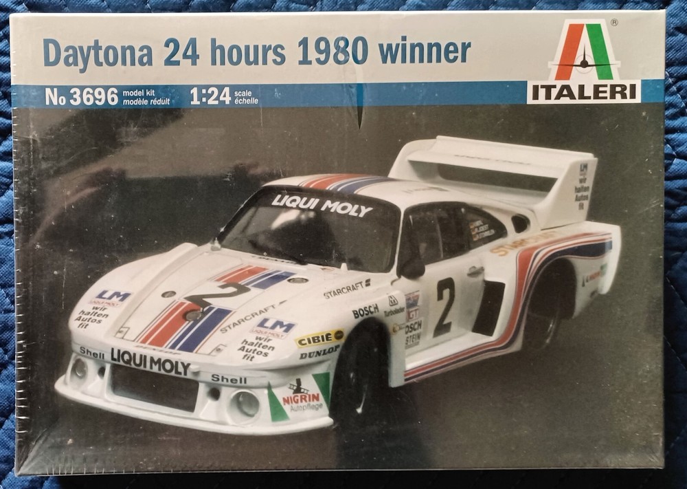 1:24 scale Italeri 1980 Porsche 935 model kit