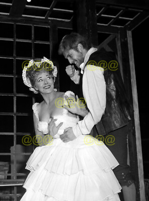 Foto - Hy Hazell & Peter Gilmore proben ''Lock Up Your Daughters'', London 1962
