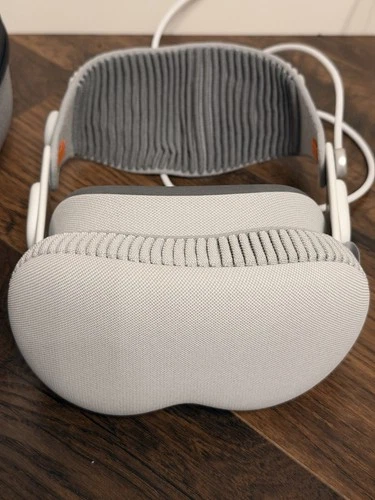 Apple Vision Pro VR Headset 256GB w/ Light Seal-21W/Solo Knit Band-S - Mint!