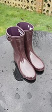 Hunter wellies  Size 6 Dark purple Monochrome shirt hurts.
