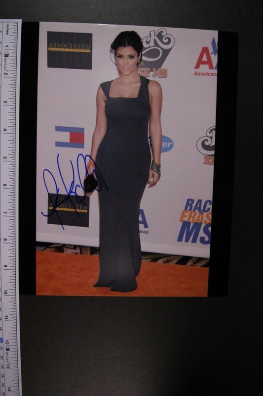 KIM KARDASHIAN (KEEPING UP WITH THE KARDASHIANS) AUTOGRAPH PHOTO~