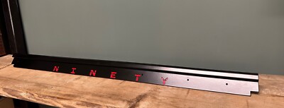 Hecktür Teppich Halter Rot Metall Blende passend für Land Rover Defender 90 Ninety