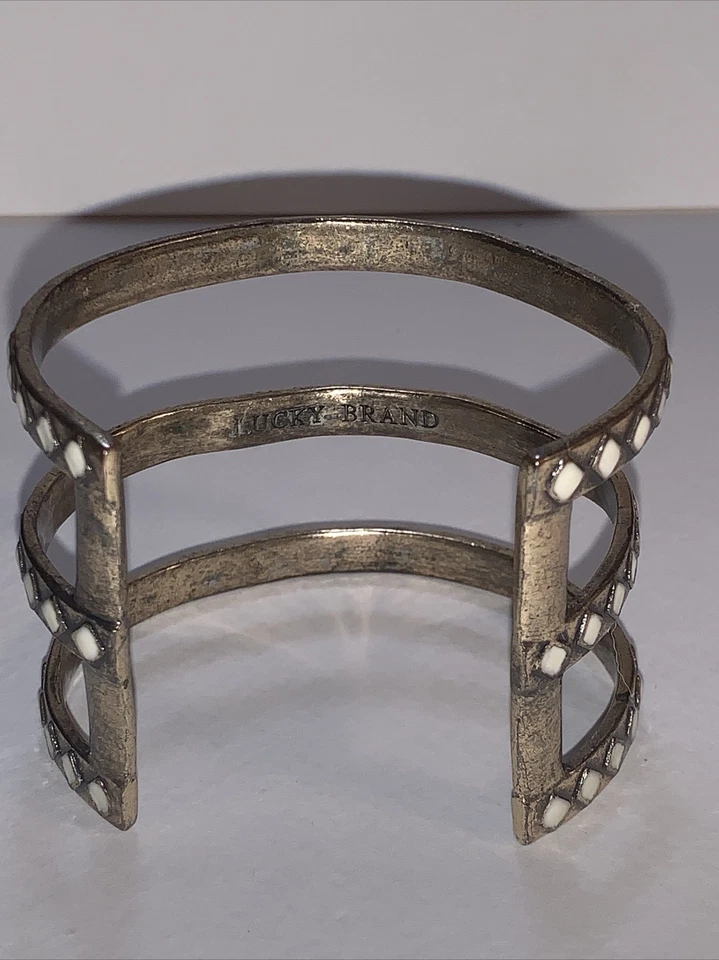 Brazalete ancho con forma de diamante blanco marca Lucky esmalte en 3 filas de tono dorado Foto 2 de 4