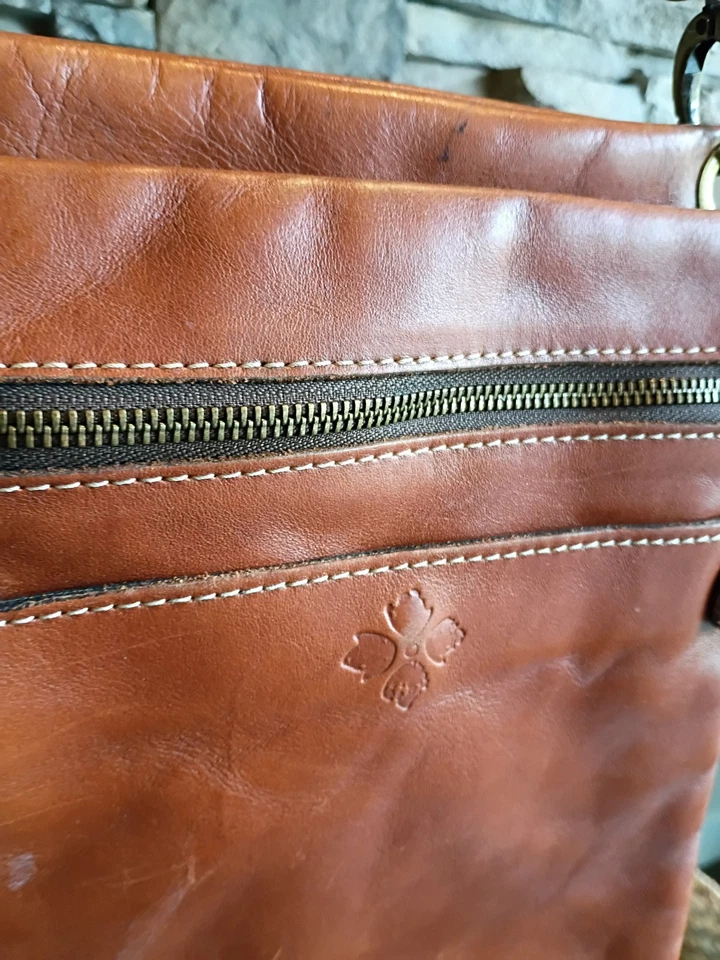 Сумка через плечо Patricia Nash модель Francesca Camel кожаная наплечная сумочка на молнии - Изображение 3 из 4