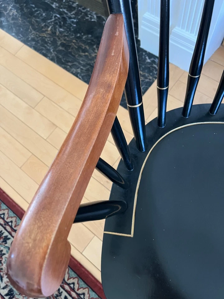 Silla de husillo de madera vintage Brooklyn Hospital Foto 3 de 4