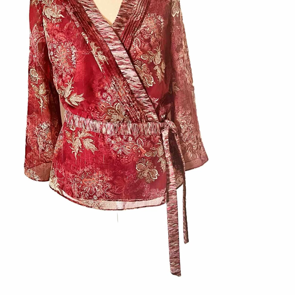 J.H. Top envolvente de colección talla 10 estampado borgoña mangas transparentes corbata en la cintura Foto 2 de 4