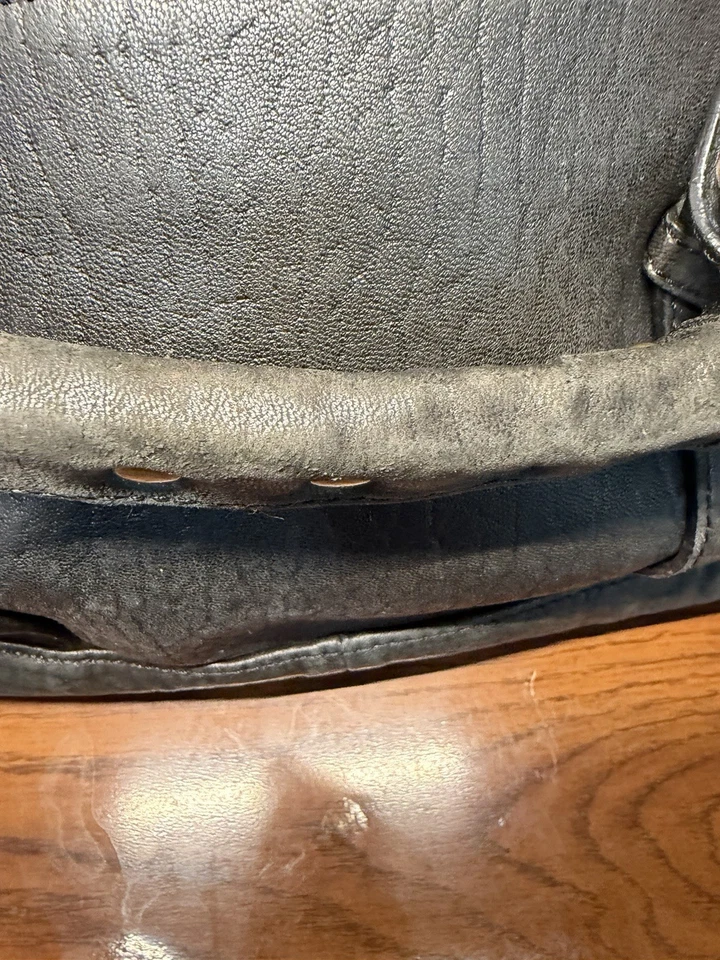 "Cartera de cuero con tachuelas tamaño mediano 11""x11"" y2k Betsey Johnson" Foto 4 de 4