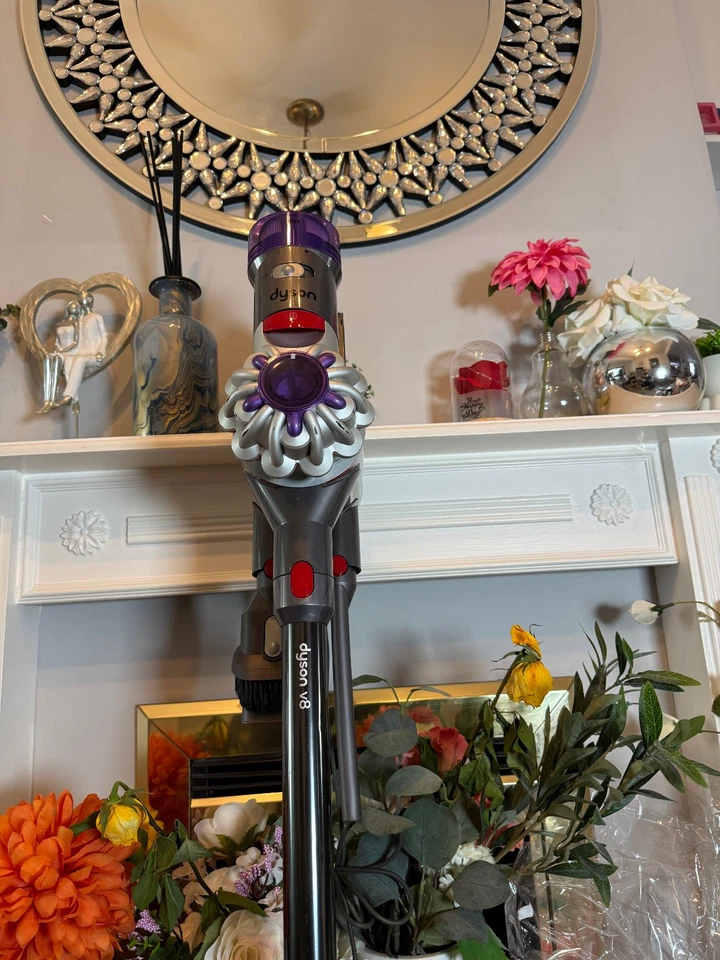 Dyson V8 Cordless Vacuum Cleaner -, photo 4 of 5