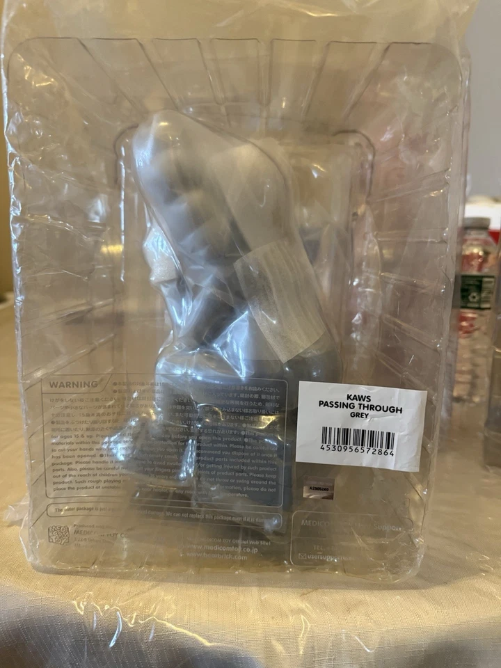 Figura Vinilo Kaws Passing Through Edición Abierta Gris Foto 2 de 4