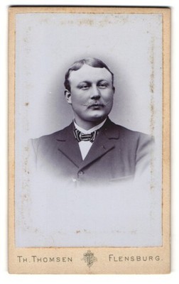Fotografie Th. Thomsen, Flensburg, Friesische Str. 2, Porträt eines Mannes in A 