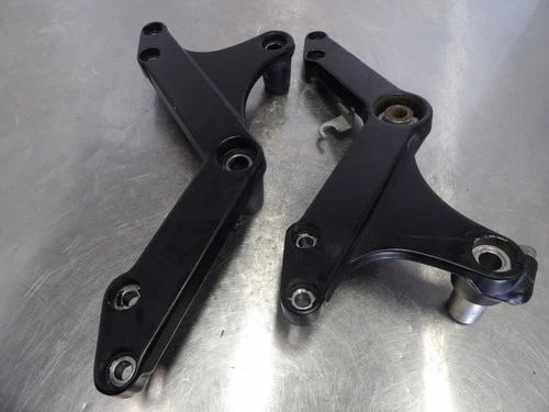 BRACKET, MOUNT RH (BLACK)