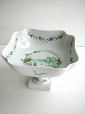 * COUPE SUR PIED EN PORCELAINE DE LIMOGES FRANCE FORME CARRE DECOR PECHEUR