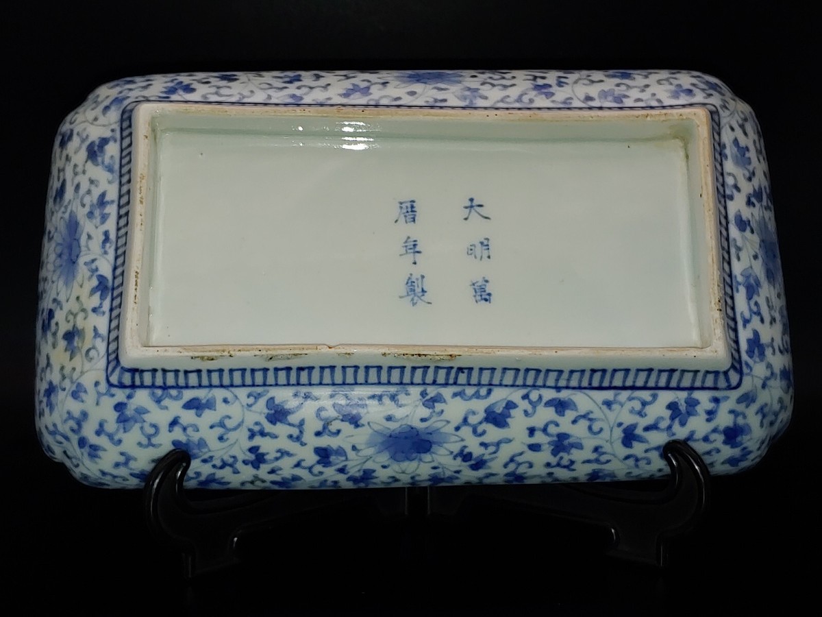 中国古美術・大清康熙紋・青花瓷線刻纏枝蓮将軍缶セット・ 中国古美術・大清康熙紋・青花瓷線刻纏枝蓮将軍缶セット・