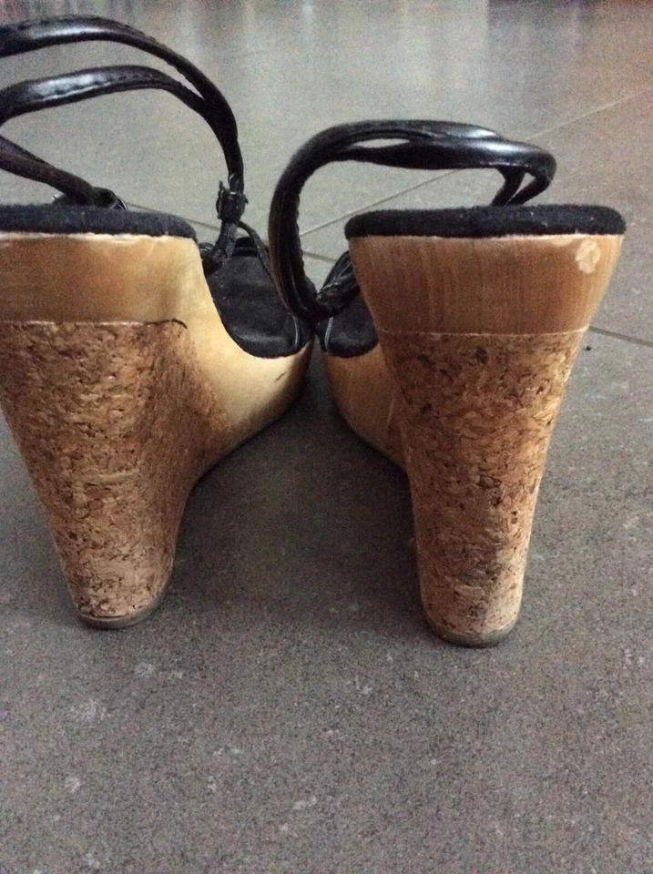 Salto alto plataforma Delicious 8 EUA 38 UE preto bronzeado - Imagem 4 de 4